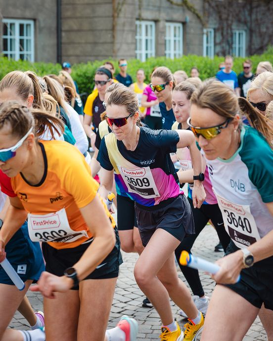 An Intility employee running alongside many other people during the Holmenkollstafetten Relay Race